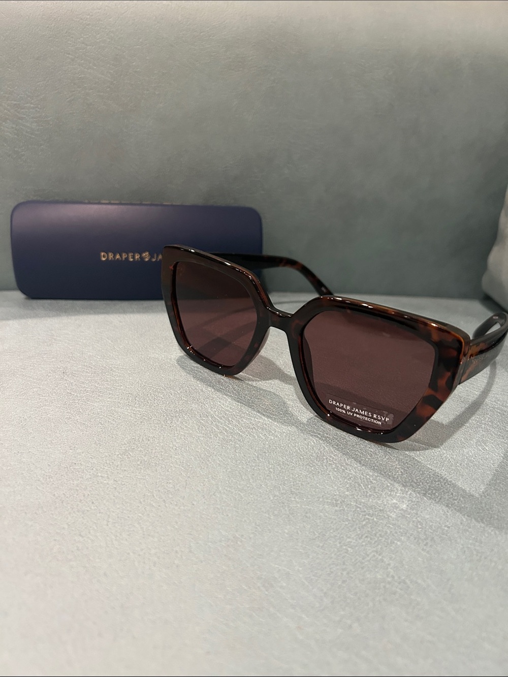 Draper James RSVP DJ9023 sunglasses feature a signature feminine cat-eye frame